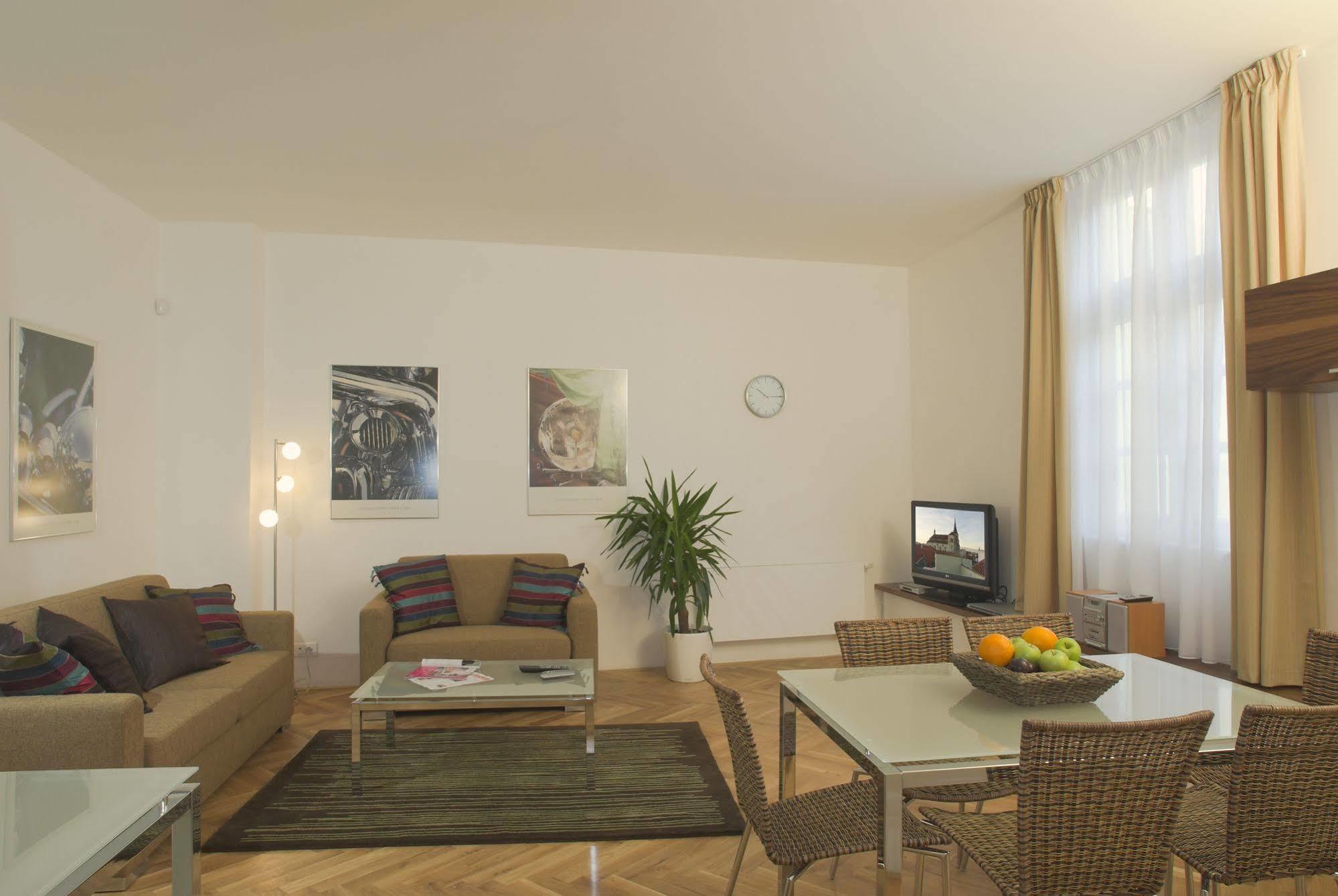 เรสซิเดนซ์ คาร์โลวา Apartment ปราก ภายนอก รูปภาพ